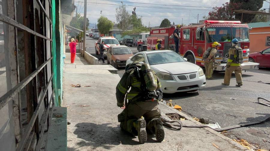 Los bomberos acudieron prestos a apagar lo poco que quedó en la casa abandonada, ubicada en la colonia González.