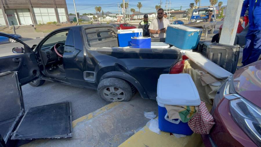 El vehículo Chevrolet Tornado, salió de la vialidad y se impactó contra la banqueta tras una presunta cerrada de paso, generando un accidente múltiple sin personas lesionadas.