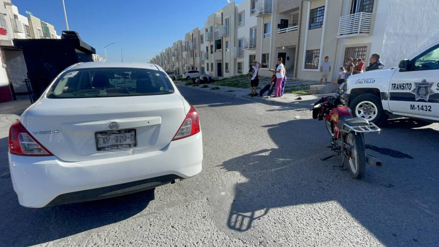 El accidente ocurrió cuando un vehículo V-Drive invadió la vía de preferencia al no realizar el alto correspondiente, provocando que los motociclistas no pudieran evitar la colisión.