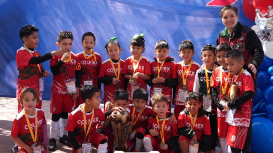 Equipo de primer grado del Colegio México celebra el primer lugar obtenido en los Mini Intersalesianos.