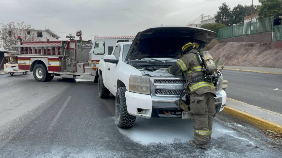 Bomberos acudieron a la vialidad Felipe J. Mery para atender el incendio de una camioneta Chevrolet Silverado.