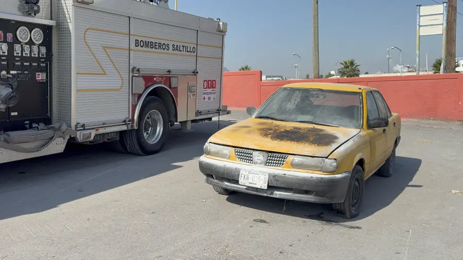 Bomberos de Saltillo acudieron al lugar para revisar la unidad y descartar riesgos adicionales.