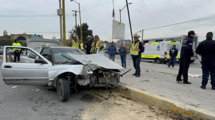 El vehículo Nissan Tsuru quedó con severos daños tras ser impactado por el tren en el cruce ferroviario.