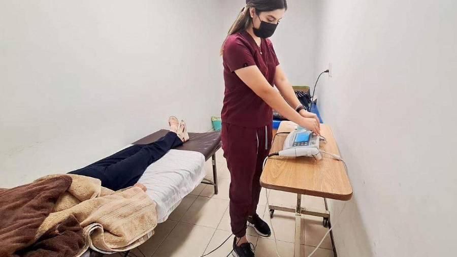 Personas de entre 5 y 80 años pueden acceder a consultas de terapia física y quiropráctica en la colonia Rincón La Merced, en Torreón.