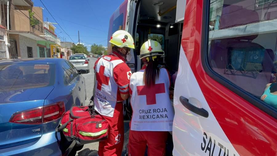 Tras el ataque, los colonos solicitaron apoyo a los servicios de emergencia, quienes acudieron al sitio para brindar la valoración inicial y coordinar el traslado de la adulta mayor a un hospital.
