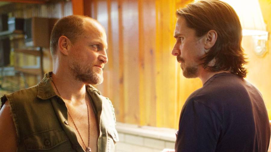 Cooper ve el pasado para recordar que la marginalidad acecha al mundo entero, y pone en ejemplo que el cine se hace más poderoso cuando el propio creador es el que convierte sus memorias en película.