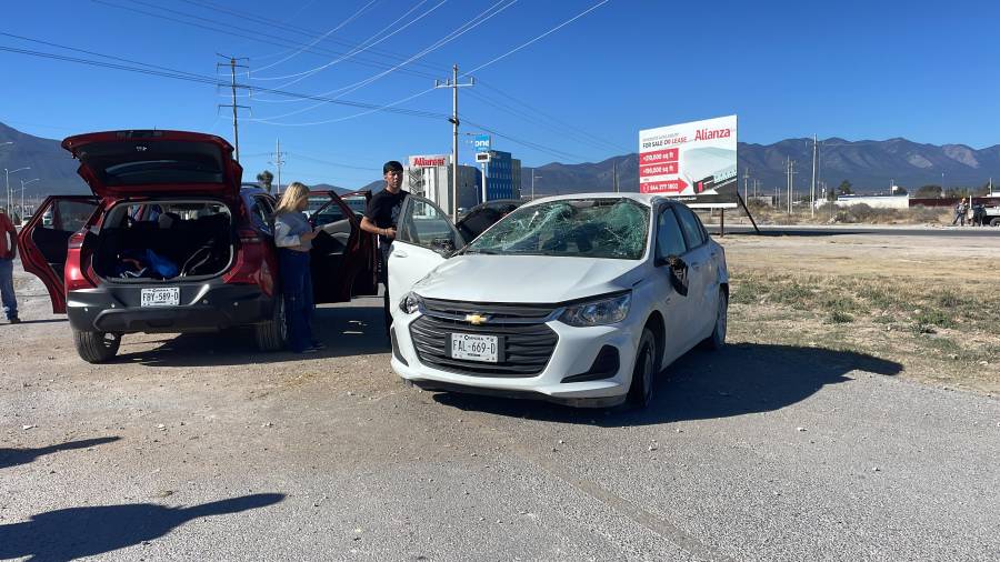 El vehículo terminó fuera del camino tras perder el control sobre la carretera estatal a Derramadero.
