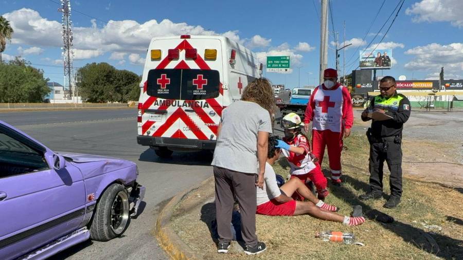El joven motociclista sufrió lesiones leves tras impactarse con un vehículo compacto en el bulevar Venustiano Carranza.