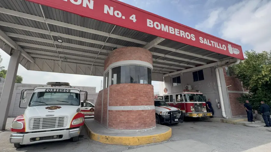 La menor permaneció bajo el cuidado de la mujer hasta la mañana del jueves, cuando ambas acudieron a una estación de Bomberos para solicitar apoyo.Se llevó a la menor a bomberos