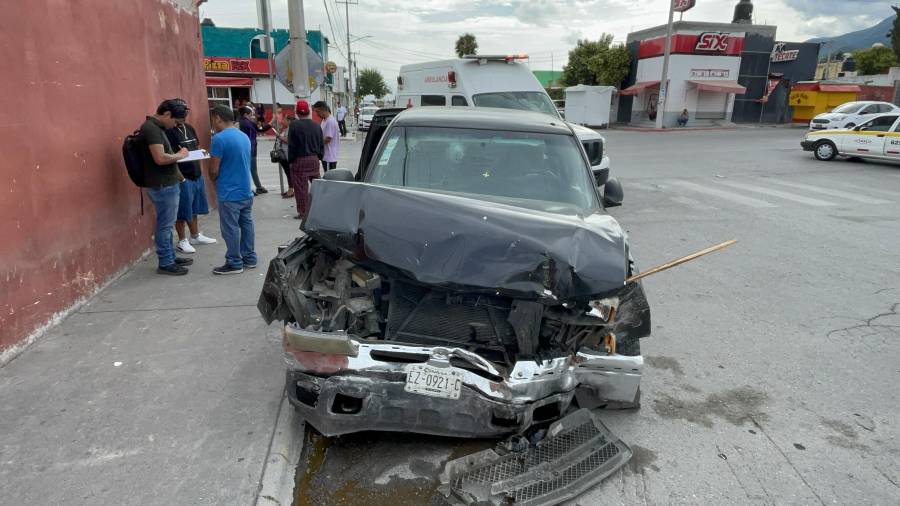 La pickup involucrada terminó con severos daños en la parte frontal tras el choque ocurrido en Las Teresitas.