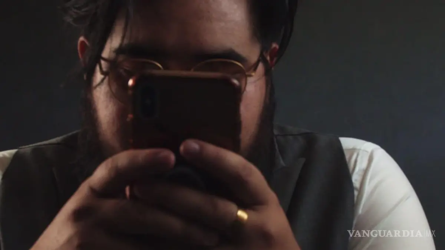 ‘Upskirting’ consiste en tomar fotografías o videos debajo de la falda de una mujer o niña, capturando la entrepierna, la ropa interior o los genitales de la persona.