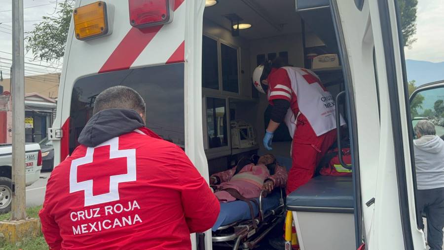 Paramédicos de la Cruz Roja atendieron a Antonia ¨N¨ y la trasladaron a la Clínica 89 del IMSS.
