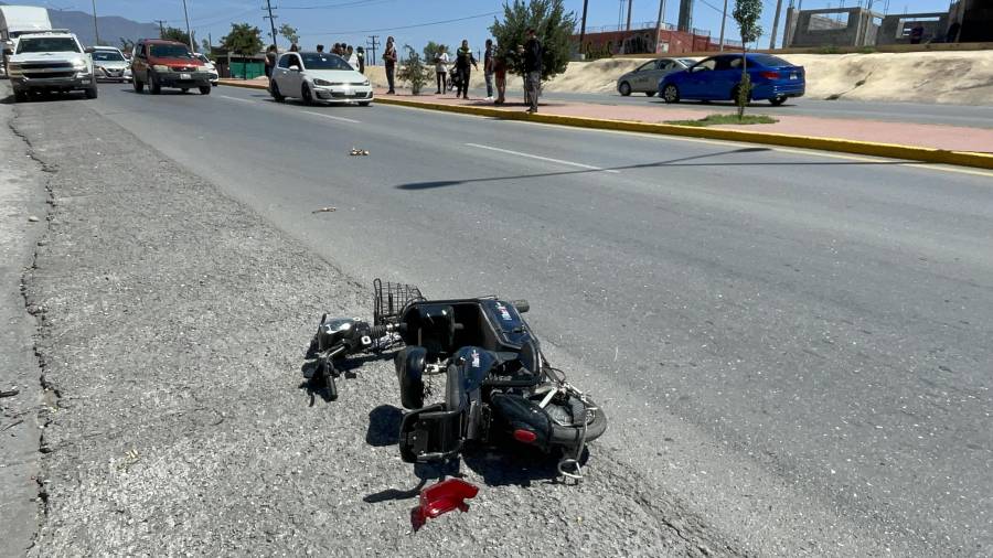El percance ocurrió cuando el adulto mayor intentó cambiar de carril y se incorporó de forma repentina al paso de un vehículo Volkswagen Golf, lo que derivó en la colisión.