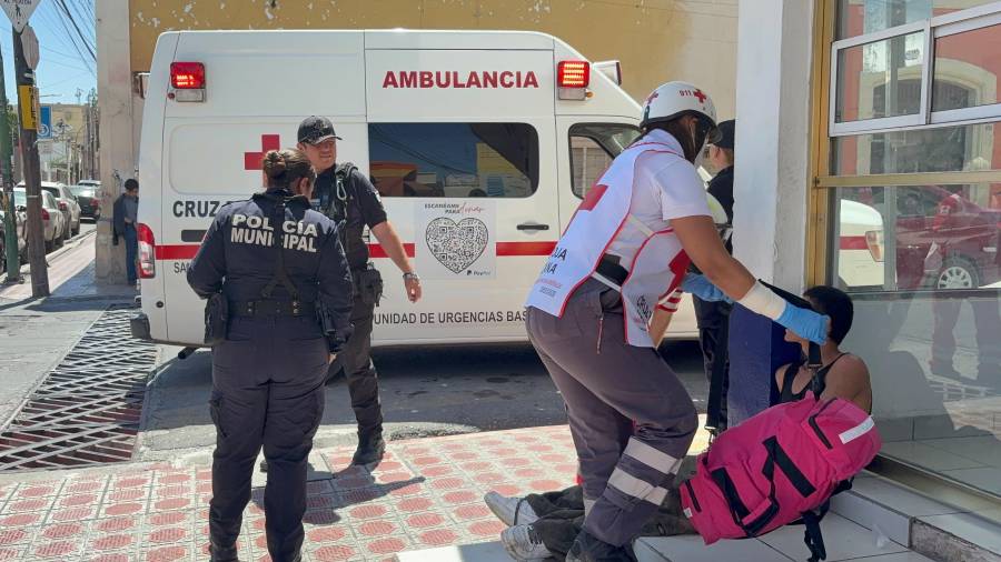 Paramédicos de la Cruz Roja y elementos municipales acudieron a auxiliar al joven de 18 años, quien pasó varias horas recorriendo ductos subterráneos.