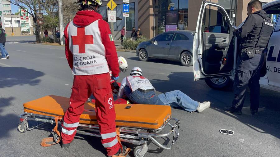 Paramédicos de la Cruz Roja atendieron a las dos adolescentes tras el accidente ocurrido en el bulevar Venustiano Carranza.