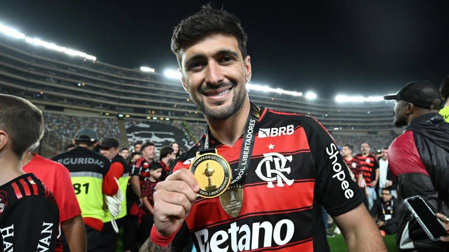 Giorgian De Arrascaeta posa con el reconocimiento de Rey de América 2025, tras una temporada histórica con Flamengo y la selección de Uruguay.
