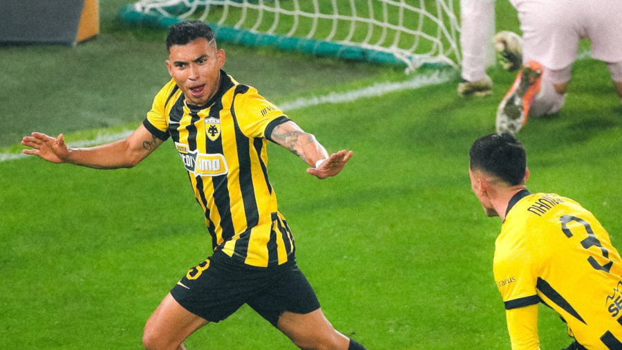 Pineda condujo el balón y definió para cerrar la victoria del AEK en la OPAP Arena.