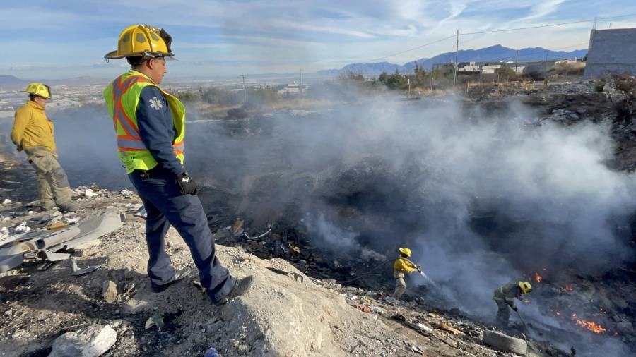 Bomberos acudieron al arroyo en la colonia Lomas de Zapalinamé para sofocar un incendio de autopartes.