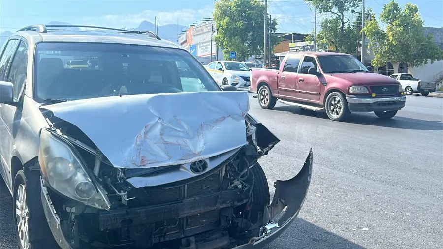 Dos camionetas terminaron con daños de consideración tras protagonizar un choque en el periférico Luis Echeverría Álvarez.