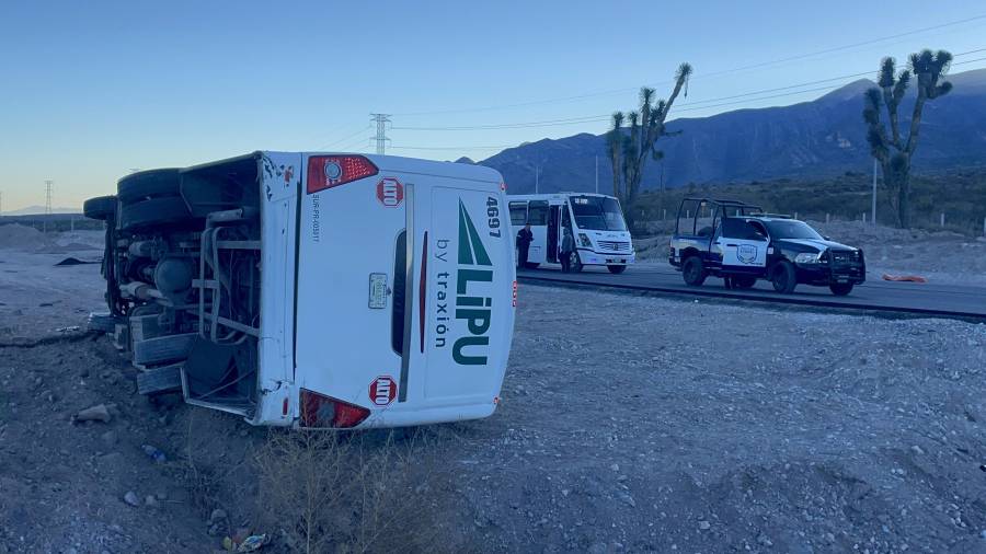 El camión de transporte de personal terminó volcado sobre su costado derecho en la carretera a Zacatecas, cuando se dirigía de Derramadero a Saltillo.