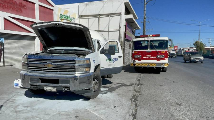Elementos de la Policía Municipal y del Cuerpo de Bomberos acudieron al periférico Luis Echeverría Álvarez tras el reporte de humo en una pipa de gas natural.