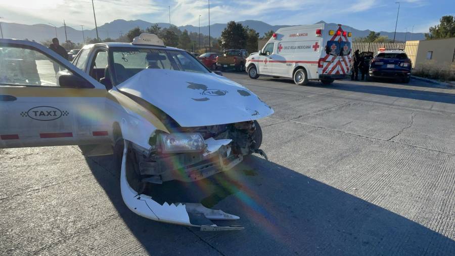 Varios taxistas llegaron al lugar para asesorar al conductor involucrado.