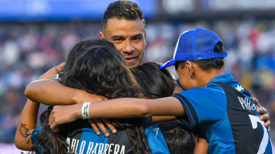 Un emotivo adiós vivió Pablo Barrera, quien fue declarado Gallo para siempre.