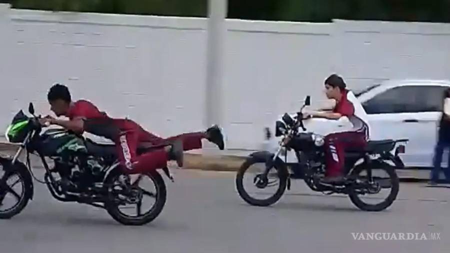 Un video difundido el 1 de septiembre en redes sociales muestra a dos jóvenes realizando maniobras a bordo de motocicletas en el exterior del CBTIS 97 de Saltillo, ambos sin casco de protección.