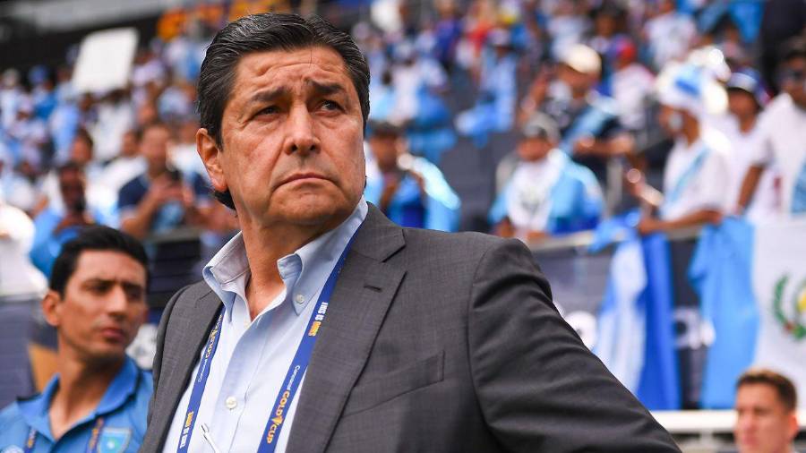 El ‘Flaco’ Tena no pudo completar la misión y ya exigen que se vaya de la dirección técnica de Guatemala.