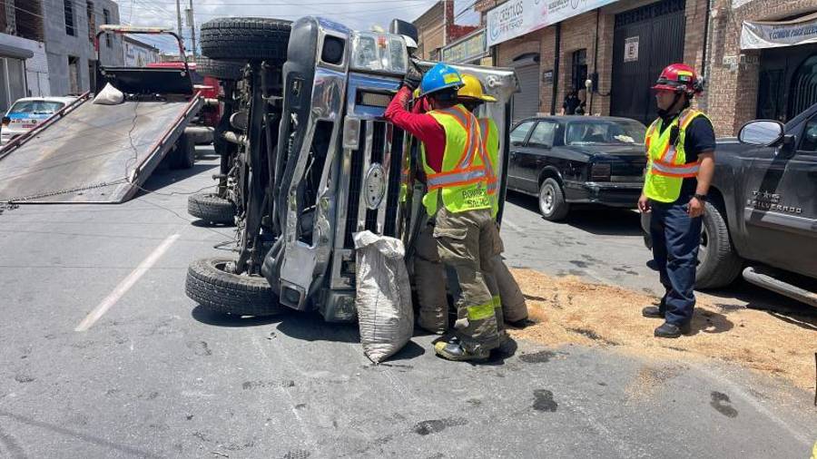 Siete vehículos resultaron involucrados en el accidente registrado en el cruce de Matamoros y Múzquiz.