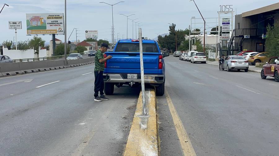 El hombre dijo que un carro no le permitió el paso