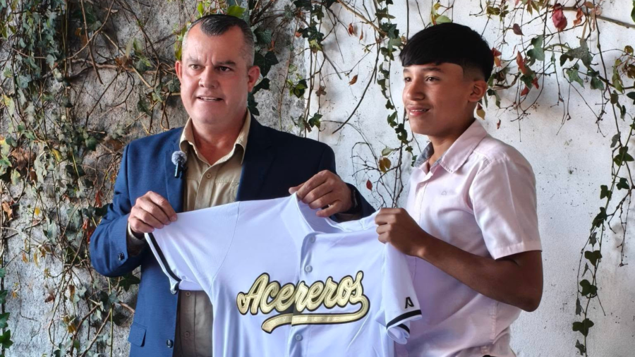 Sergio Attwell participó en la firma que integra a Íker Martínez al sistema de Acereros.