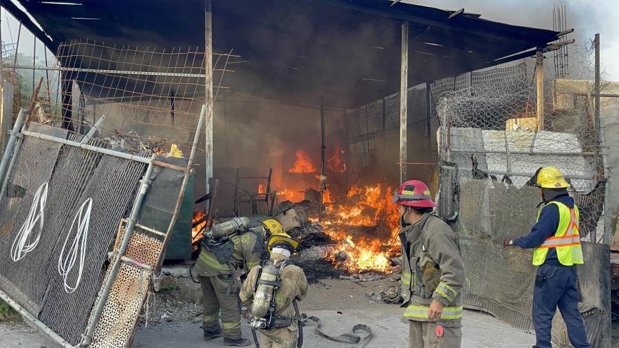 El siniestro generó alarma entre los vecinos de la colonia Nueva Imagen, quienes señalaron haber observado humo y presuntos movimientos sospechosos minutos antes de que iniciara el fuego.
