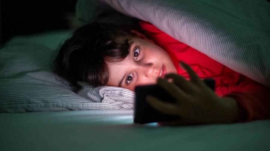 Especialistas advierten que esta rutina puede tener consecuencias importantes para el cerebro, la calidad del sueño y la salud física en general.