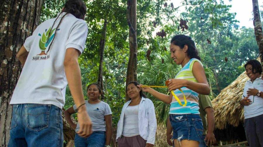 El turismo comunitario se distingue porque es gestionado directamente por las comunidades, que son quienes toman decisiones sobre el uso de su patrimonio.
