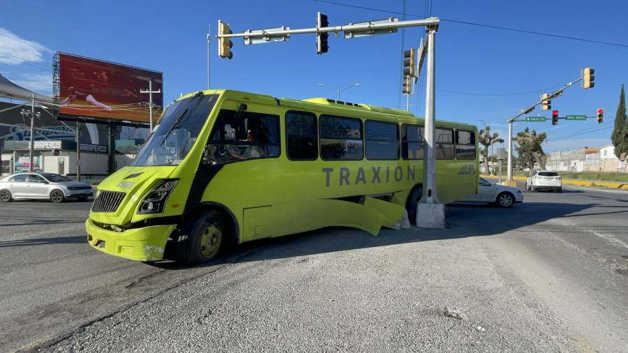 El operador señaló que el resplandor del sol le impidió calcular correctamente las dimensiones de la unidad, lo que derivó en el accidente registrado durante la mañana de este miércoles.