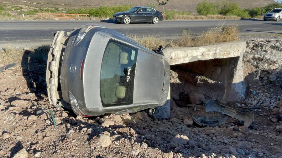 La unidad terminó dentro de un canal pluvial luego de salir del camino.