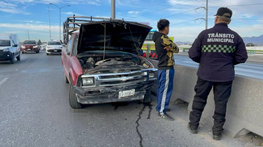 La camioneta Chevrolet S10 quedó detenida tras impactarse contra el muro divisor.