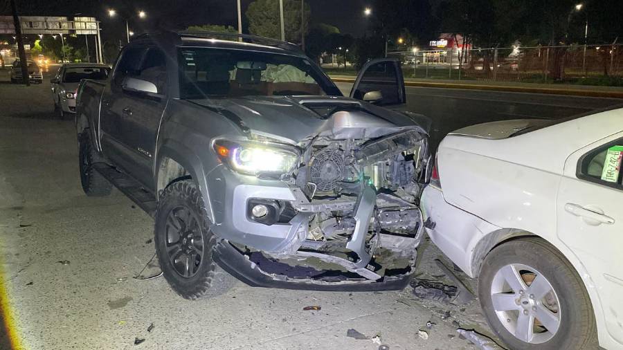 La camioneta terminó con severos daños en la parte frontal tras la carambola.