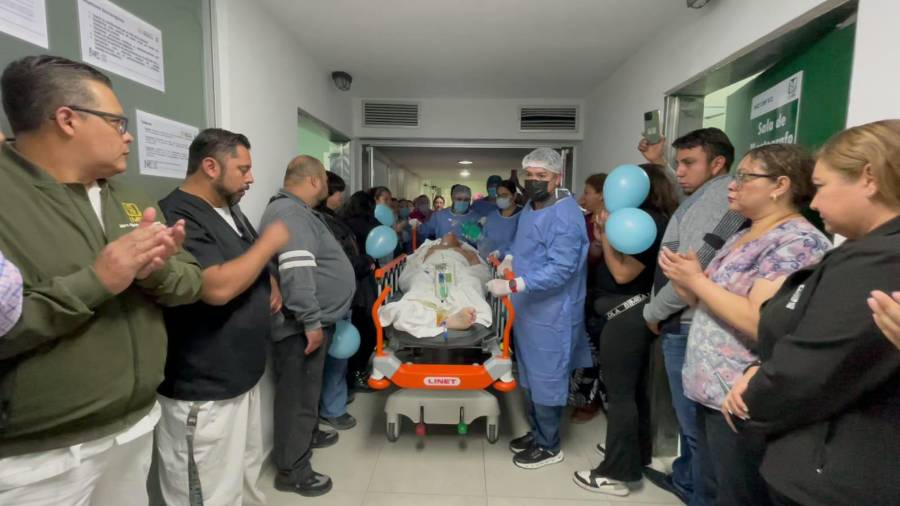 Personal médico y familiares despidieron con aplausos al donador durante su traslado a quirófano en el HGZ/MF No. 2.