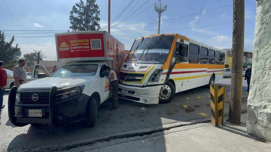 De acuerdo con el reporte preliminar, el conductor del camión de frituras habría salido de una tienda de conveniencia e intentó incorporarse a la vialidad cuando ocurrió el impacto con la unidad de la ruta Periférico.
