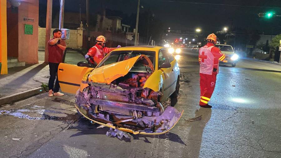 El conductor del Seat Ibiza presuntamente huyó del lugar tras el accidente y dejó a su acompañante dentro del vehículo.