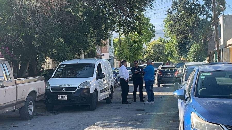 De acuerdo con las primeras declaraciones, el joven habría llegado durante la madrugada al domicilio de su expareja luego de buscar un lugar para descansar debido a que se encontraba en estado de ebriedad.