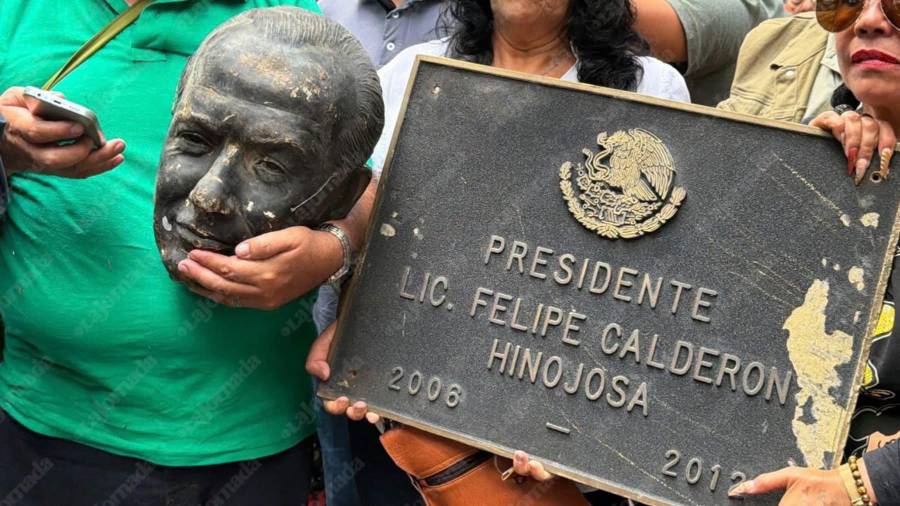 Estatua decapitada de Felipe Calderón en Los Pinos por ex trabajadores de LyFC.