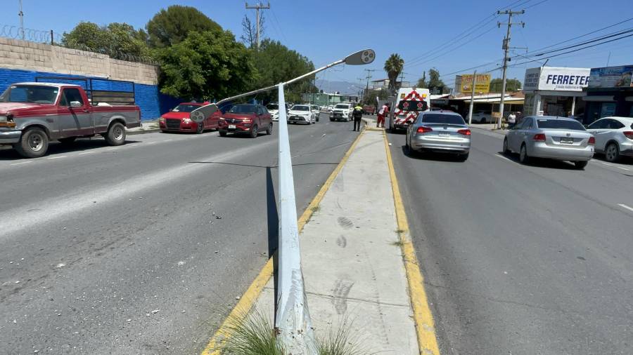 Paramédicos de la Cruz Roja brindaron atención médica a los lesionados en el lugar de los hechos y, tras una valoración inicial, determinaron su traslado a la Clínica No. 2 del IMSS.