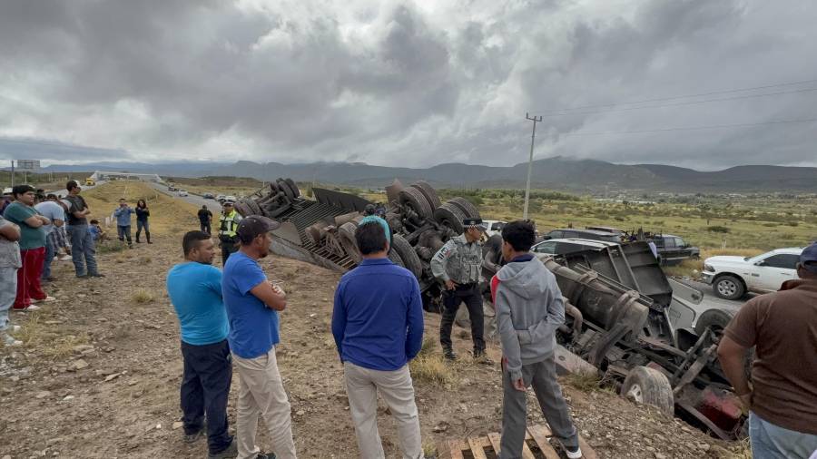Decenas de personas se concentraron cerca del lugar donde ocurrió la volcadura del tráiler.