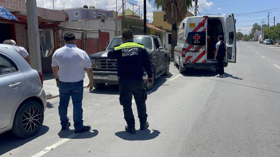Uno de los afectados fue trasladado al ISSSTE para recibir atención médica, mientras que el propietario de la unidad permaneció en el lugar tras ser valorado.