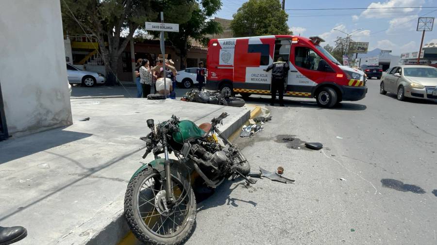 Paramédicos de la Cruz Roja atendieron a los dos motociclistas lesionados y los trasladaron a un hospital para su valoración médica.
