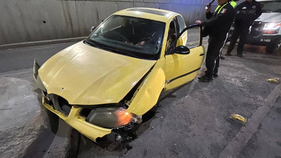 El percance ocurrió cuando el automovilista circulaba a exceso de velocidad e intentó incorporarse al bulevar Nazario S. Ortiz Garza.