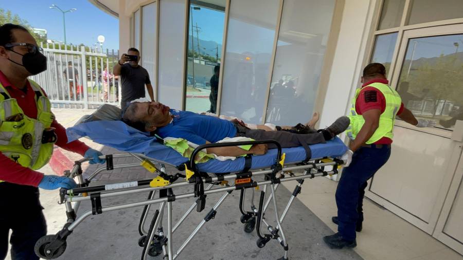 Paramédicos brindaron atención prehospitalaria al hombre de 60 años, quien posteriormente fue trasladado al Hospital General.